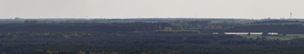 Elektrownia wiatrowa koło Iłży widziana z zamku w Janowcu