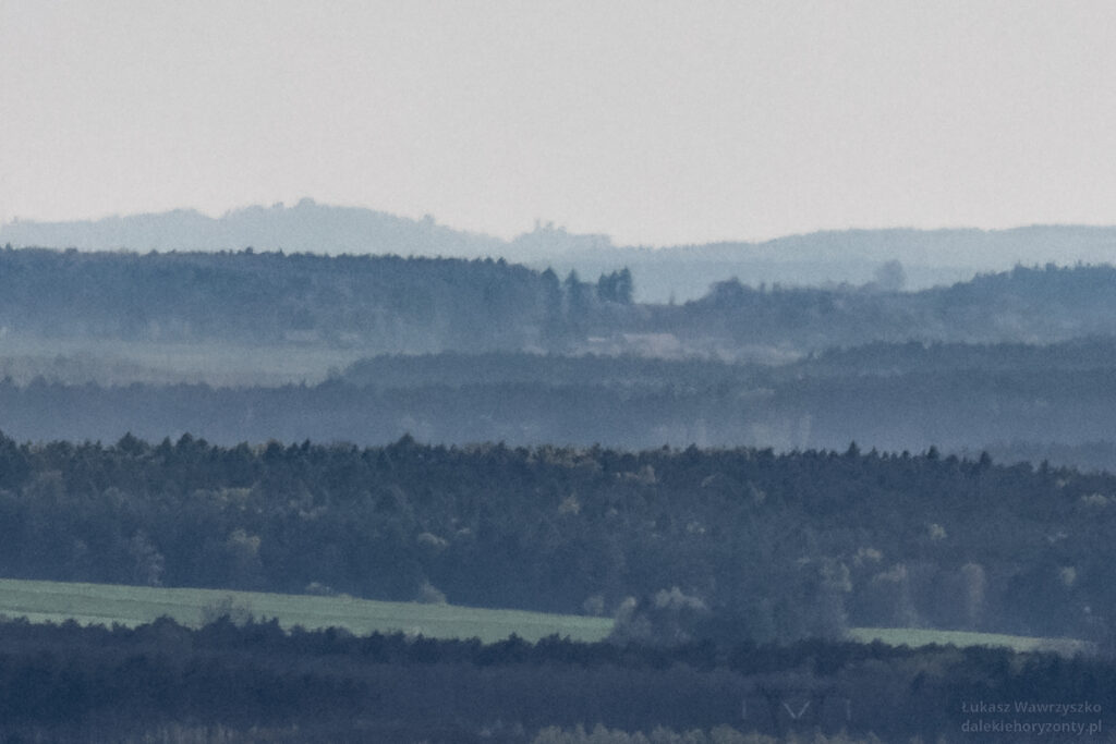 Zamek Ogrodzieniec widziany z Chęcin (74,7 km)
