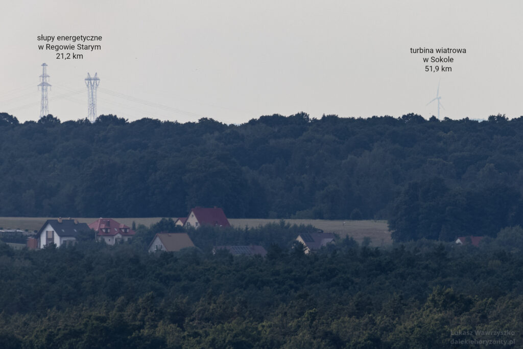 Po lewej słupy energetyczne w Regowie Starym k. Dęblina (21,2 km), po prawej turbina wiatrowa w Sokole (51,9 km).