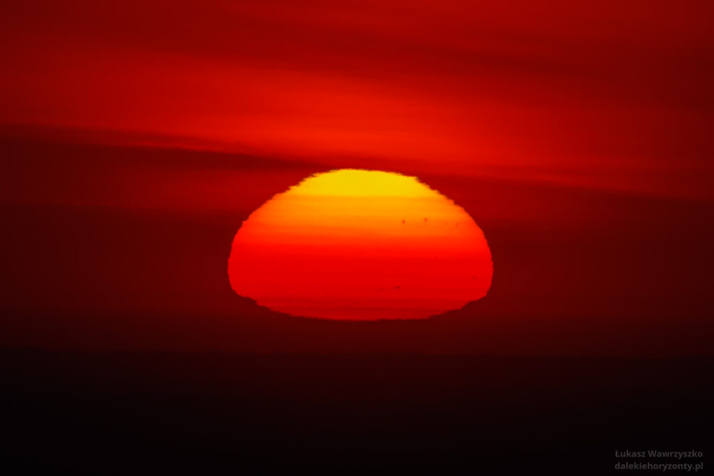 Wschód słońca zniekształconego przez niestandardową refrakcję atmosferyczną w warunkach inwersji radiacyjnej