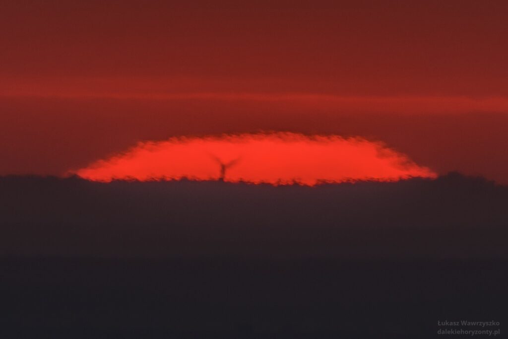 Turbina wiatrowa w Sosnówce k. Michowa na tle wschodzącego słońca