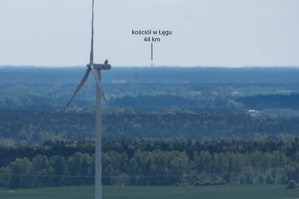 W kierunku południowym można zauważyć wieżę kościoła w miejscowości Łąg koło Czerska (44 km)
