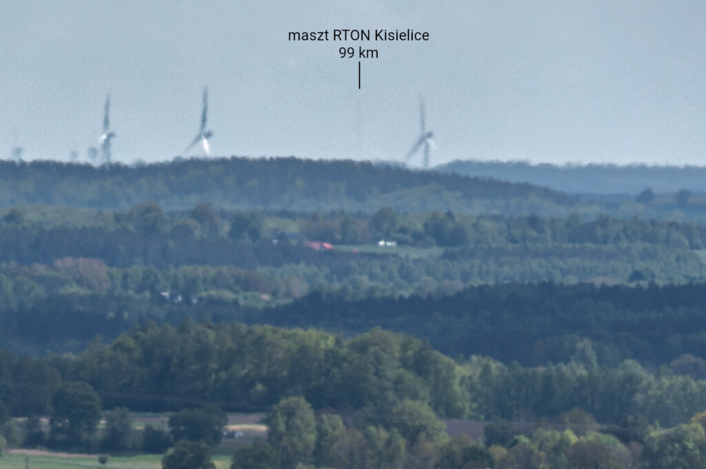 Na prawo od Pelplina ledwo widoczny przez nagrzane powietrze maszt w Kisielicach na Pojezierzu Iławskim - najdalszy obiekt, jaki był widoczny w tych warunkach (99 km)