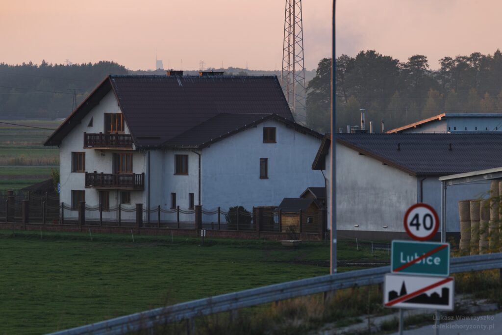 Na większej ogniskowej obiektywu widać duży obiekt na horyzoncie - jest to Varso Tower, widoczny również gołym okiem