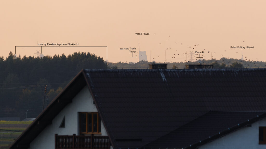 Na większym zbliżeniu widać kilka innych obiektów w Warszawie, nieznacznie wystających nad lasem